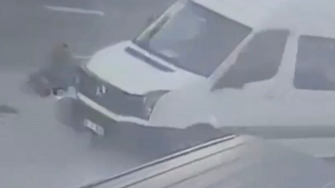 Minibüs Altında Kalan Kadın: Güvenlik Kamerası Kaydı Ortaya Çıktı