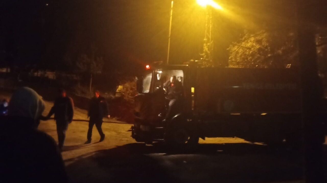 Minibüs Motoruna Sıkışan Kedi Kurtarıldı