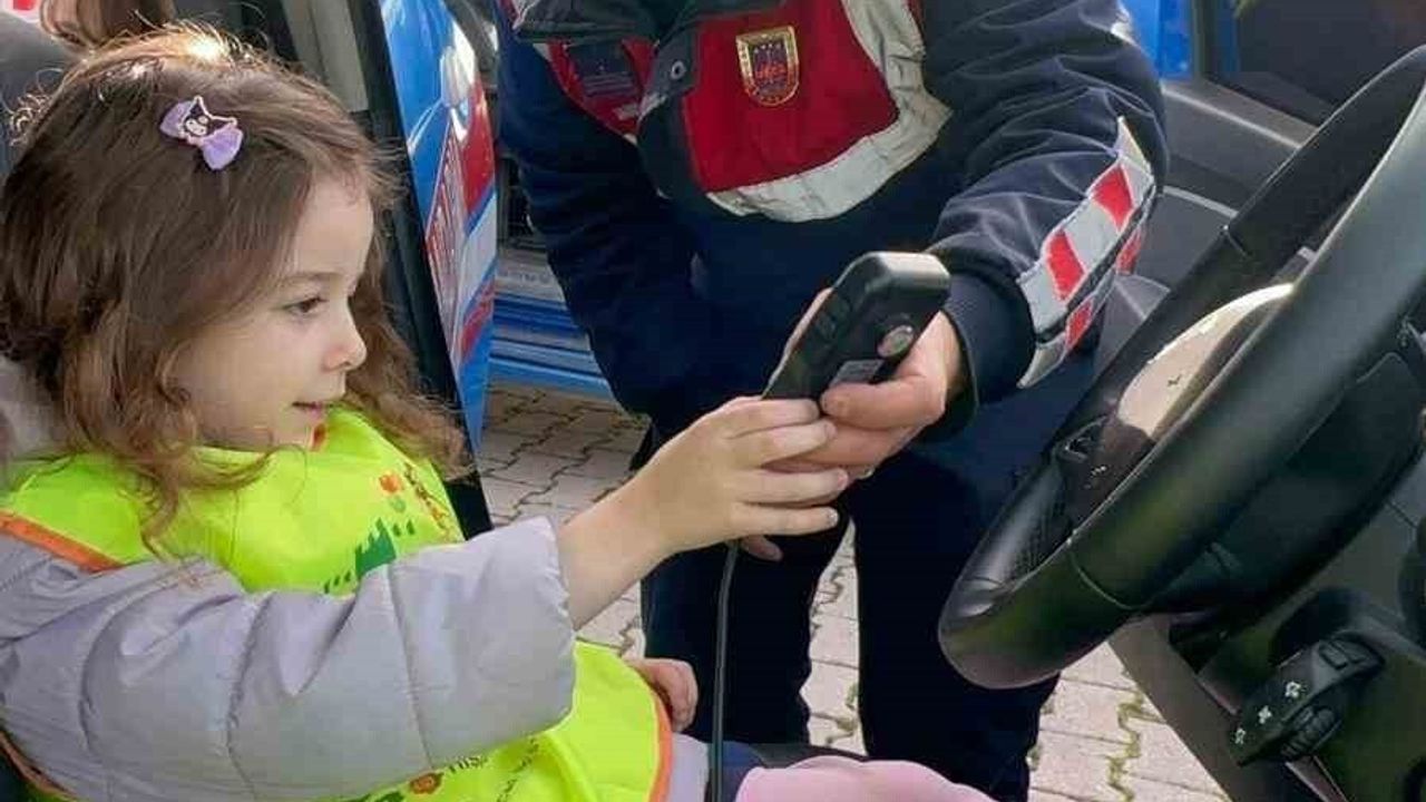 Minik Öğrencilere Temel Trafik Eğitimi Verildi