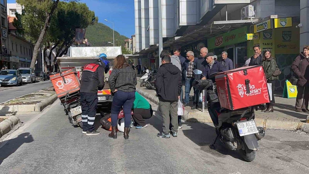 Motokurye Çöp Kamyonuna Çarptı: Yaralı Var