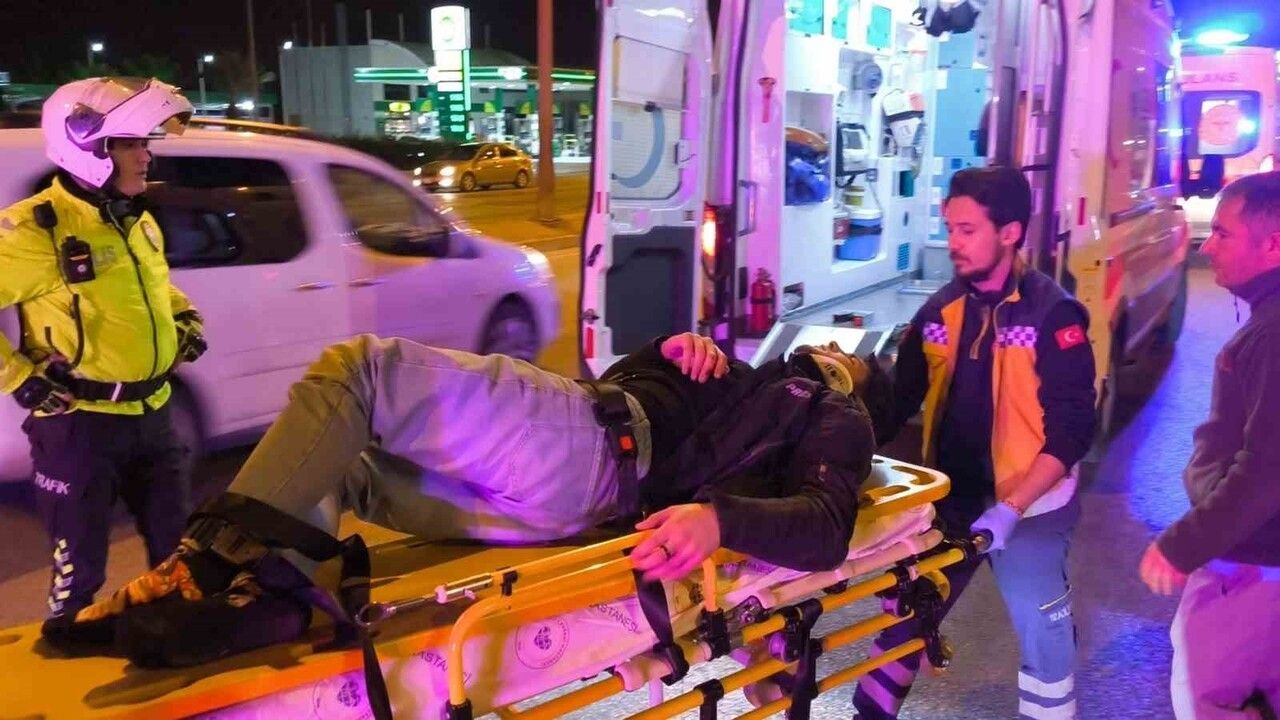 Motosiklet Kazası: Yön Tabelasına Çarpma Sonucu 2 Yaralı