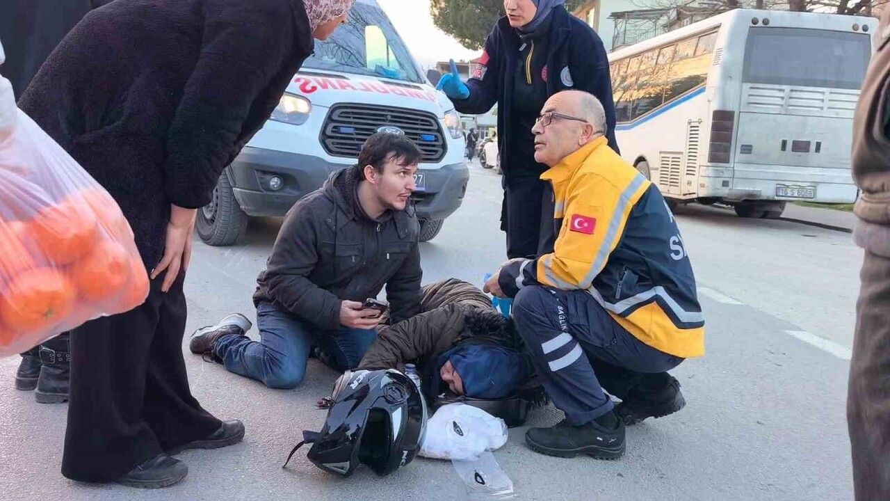 Motosiklet Kazasında Moral Verici An: Yaralı Sürücü Annesinin Elini Tutmaya Devam Etti