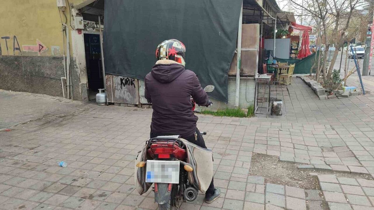 Motosiklet Sürücüsüne Kask Uyarısı: Ceza Yedikten Sonra Farkındalık Yaratmaya Çalıştı