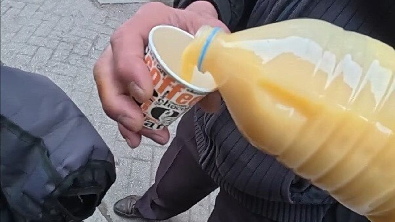 Motosikletli Kurye Kışın Boza İkram Ediyor