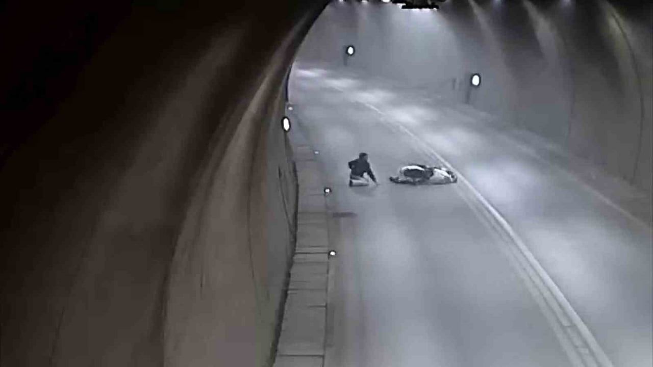 Motosikletli Takla Attı, Hızla Yola Devam Etti!