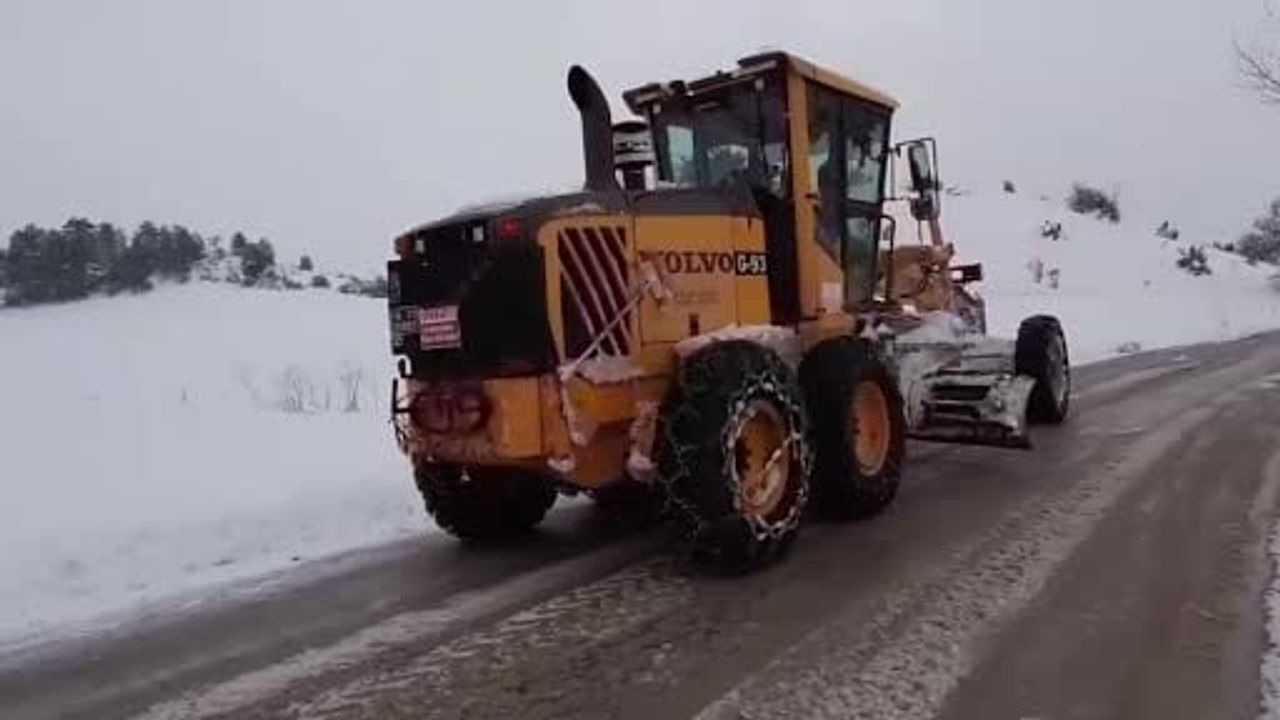 Mudurnu'da Karla Mücadele Çalışmaları Hız Kesmeden Devam Ediyor