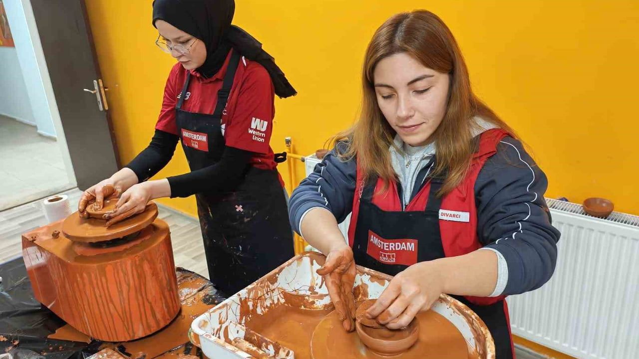 Muğla'da Gençler Seramik Atölyesinde Yeteneklerini Sergiledi