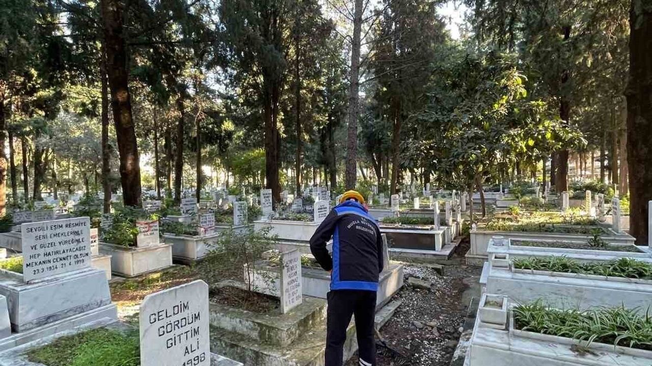 Muğla'da Mezarlıklarda Sürekli Temizlik ve Bakım Çalışmaları Devam Ediyor