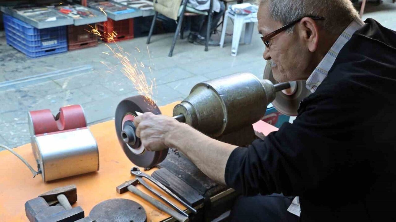 Muratpaşa'da Bıçak Bileme Ustası Gelecek Nesilleri Bekliyor