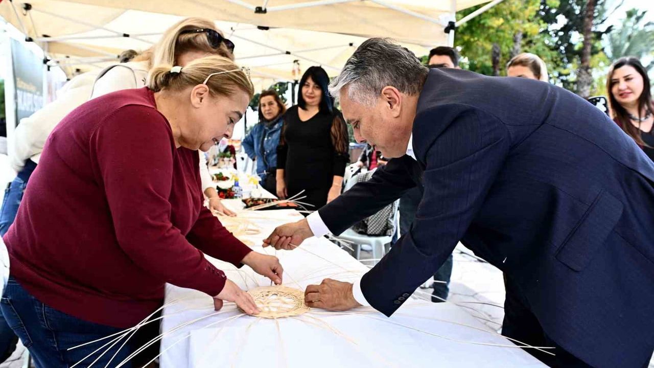 Muratpaşa'da Kadınlara Yönelik Kapı Süsü Atölyesi Düzenlendi