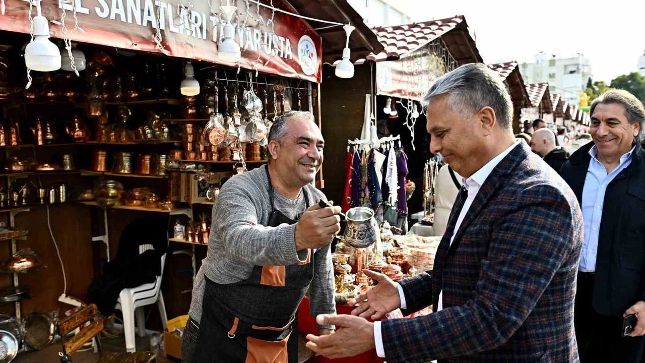 Muratpaşa'da Yeni Yıl Çarşısı Coşkusu