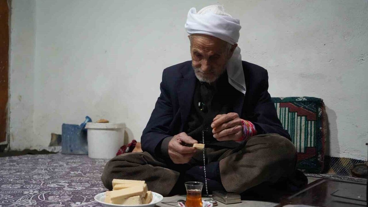 Muş'ta 86 Yaşındaki Rüstem Dede'nin Sıradışı Beslenme Stili