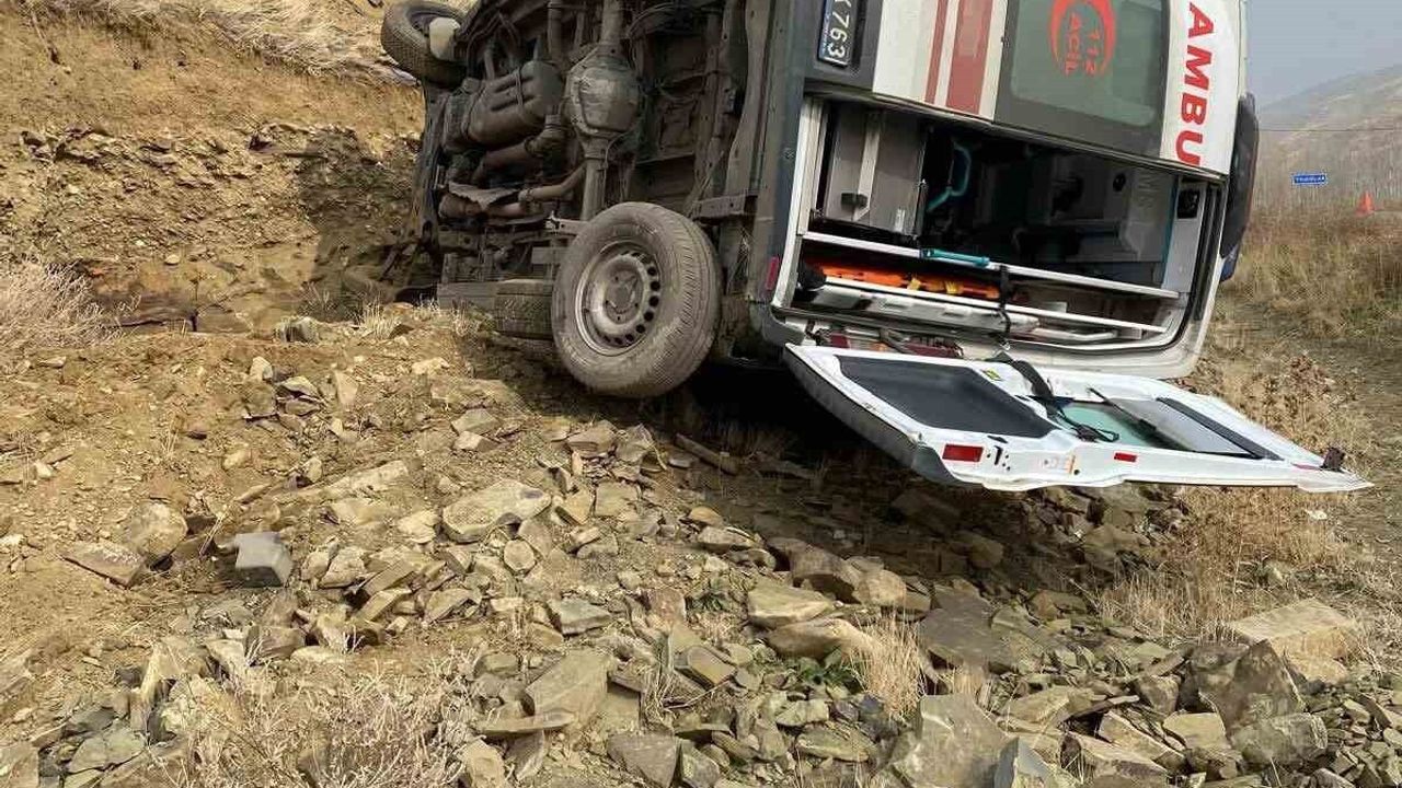 Muş'ta Ambulans Devrildi, 3 Kişi Yaralandı