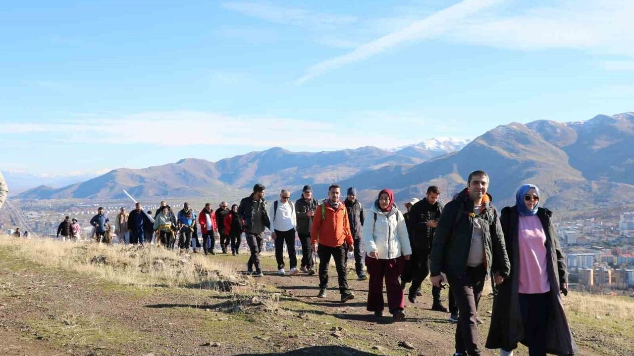 Muş'ta Doğa Yürüyüşü ile 'Adımlarla Keşfet' Projesi İleriye Taşınıyor