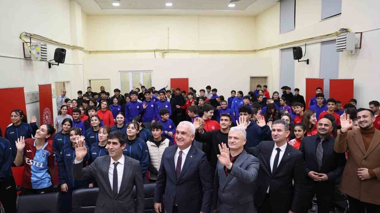 Muş'ta Gençlerle Sporun Geleceği Konuşuldu