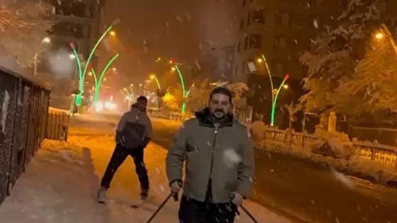 Muş’ta Kar Eğlenceye Dönüştü: İstasyon Caddesi’nde Kayak Keyfi
