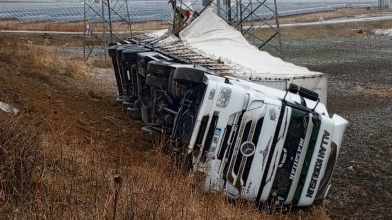 Muş'ta Tır Şarampole Yuvarlandı