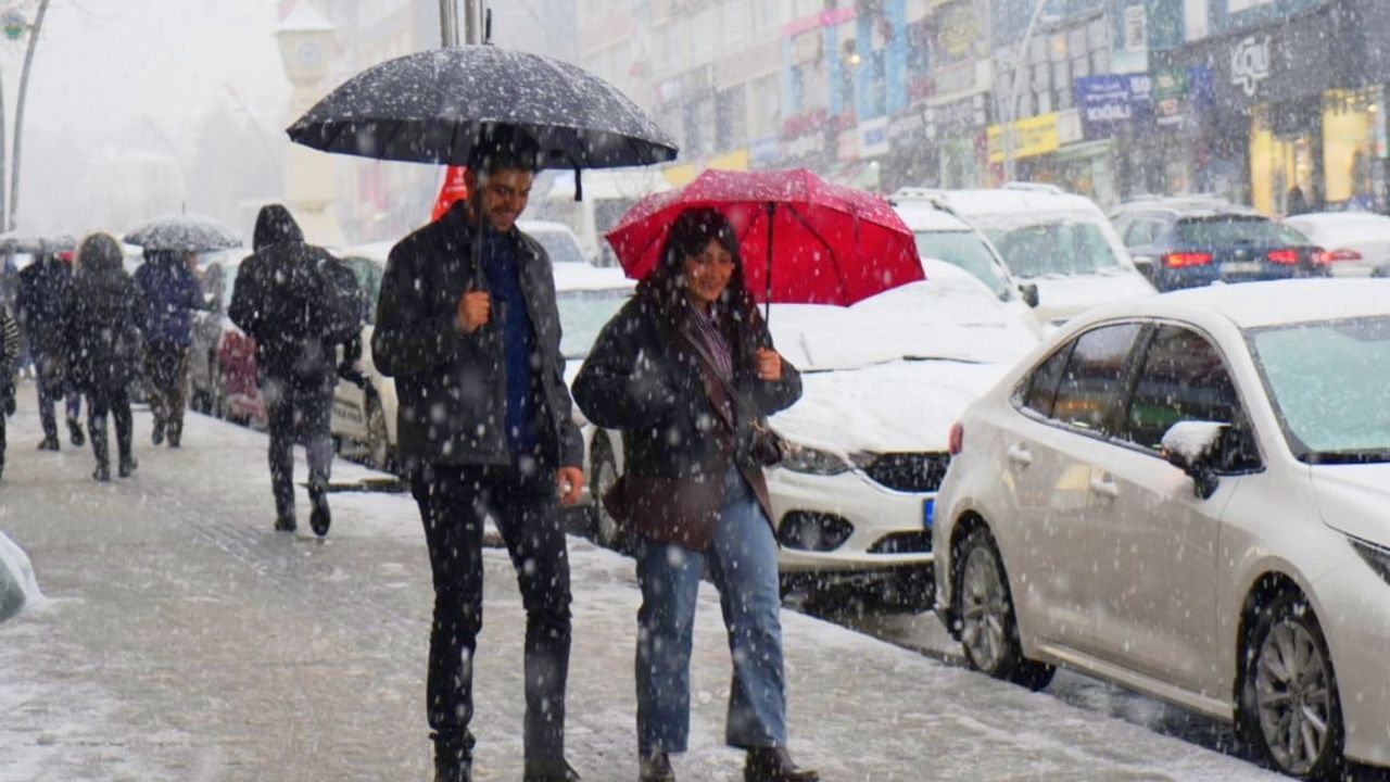 Muş'ta Yoğun Kar Yağışı Hayatı Olumsuz Etkiliyor