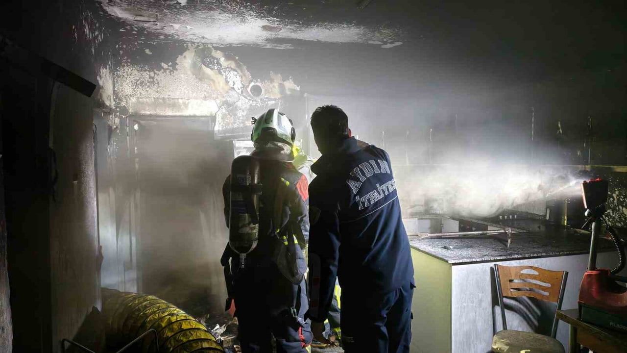 Nazilli'de Gece Yarısı Yangın: Bir Ev Küller İçinde Kaldı