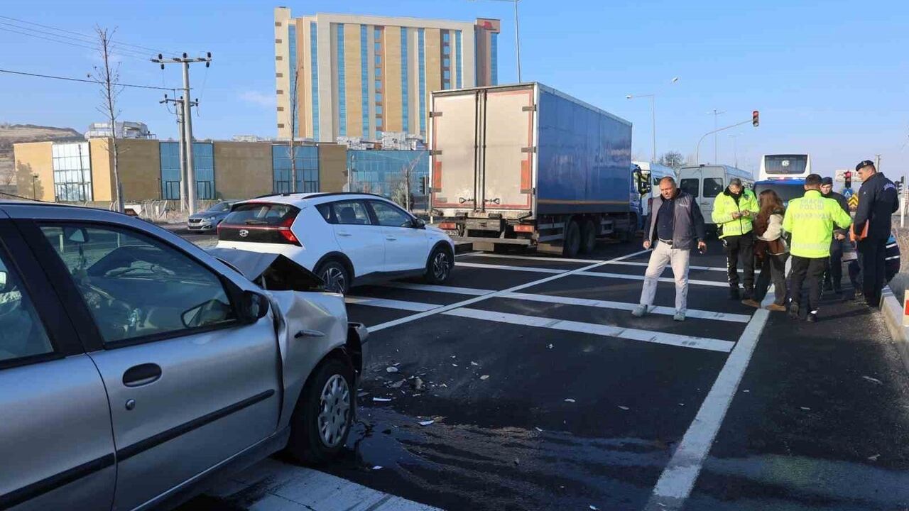 Nevşehir'de Kırmızı Işıkta Kaza: 3 Yaralı