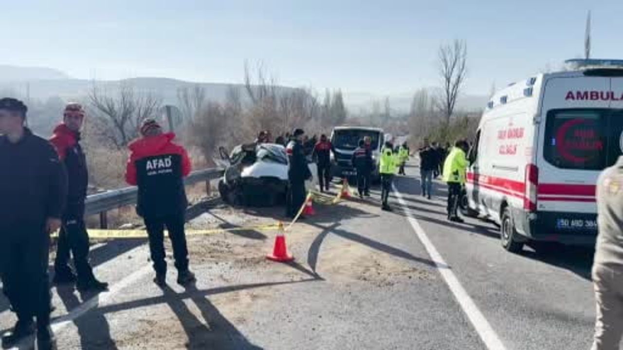Nevşehir'de Trafik Kazası: Otomobil ve Midibüs Çarpıştı
