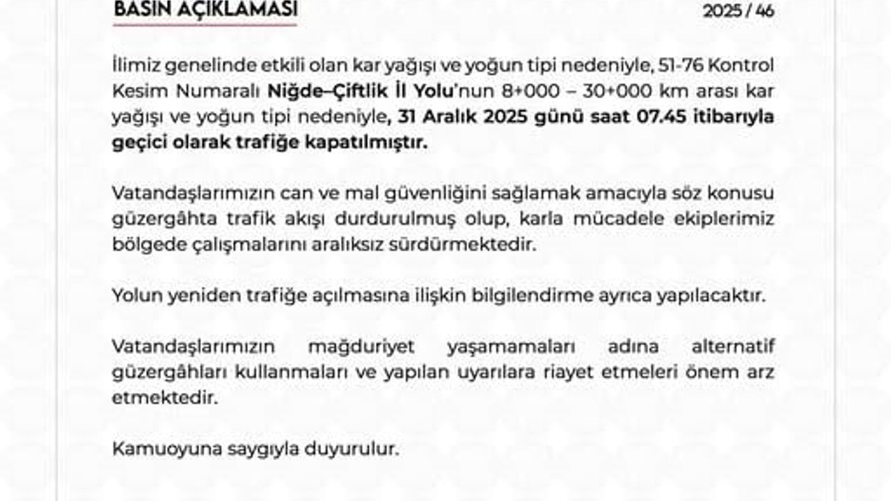 Niğde-Çiftlik Yolunda Kar Nedeniyle Trafik Durduruldu