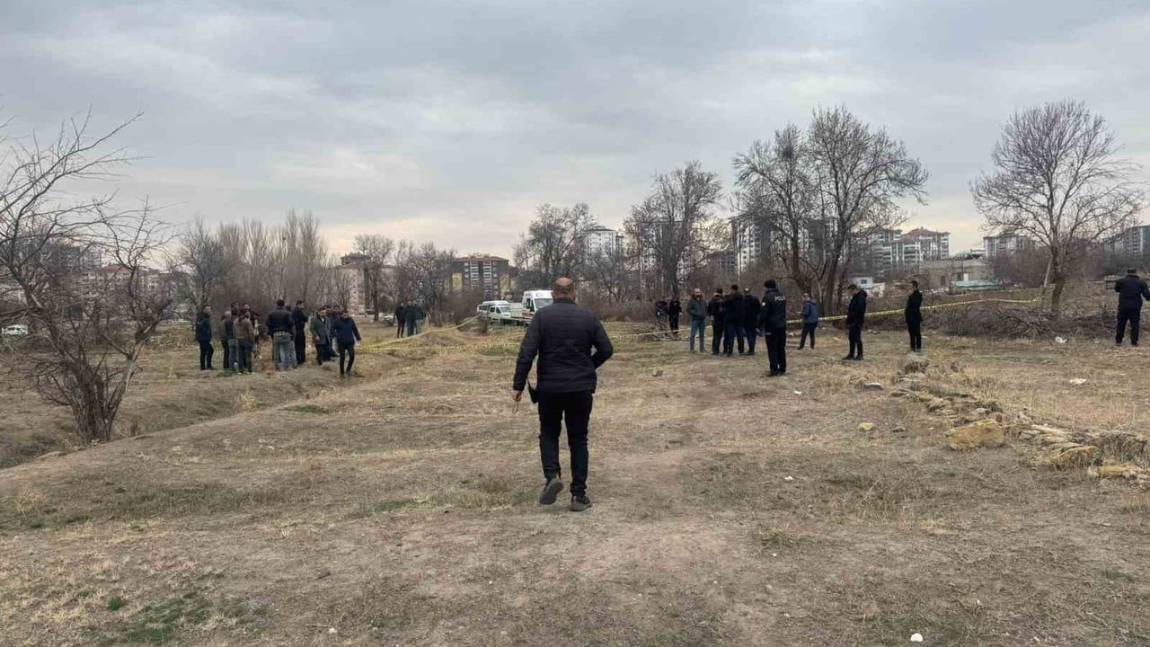 Niğde'de Arazide Erkek Cesedi Bulundu
