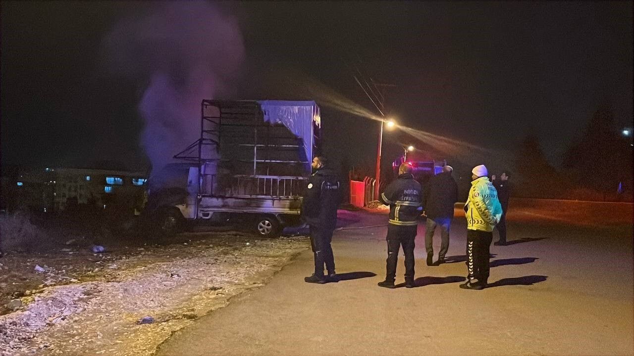 Niğde’de Park Halindeki Kamyonette Yangın Çıktı