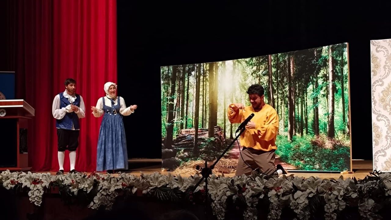 Niğde Üniversitesi Tiyatro Ekibi'nin 'Zoraki Hekim' Performansı Büyüledi