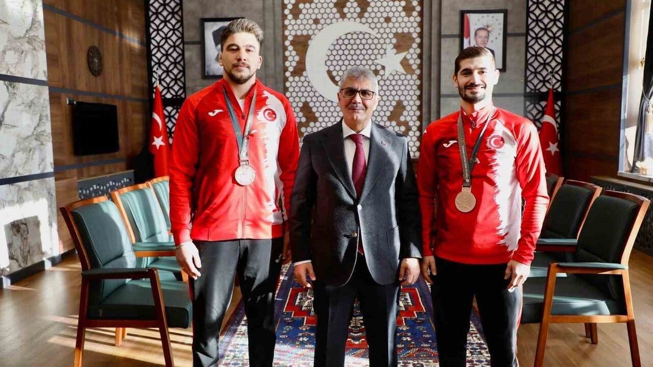 Niğdeli Güreşçilerden Vali Çelik’e Ziyaret