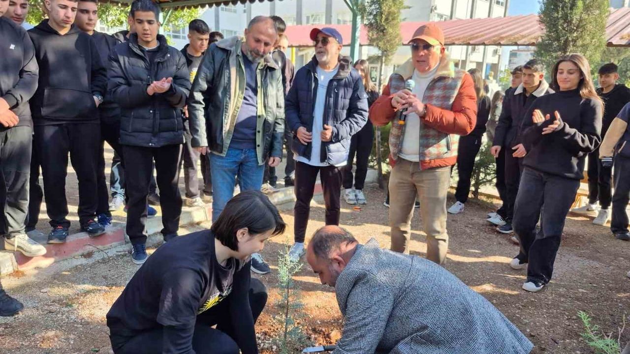 Nihal Erdem Anadolu Lisesi'nde 'Yeşil Vatan' Projesi ile Fidan Dikimi