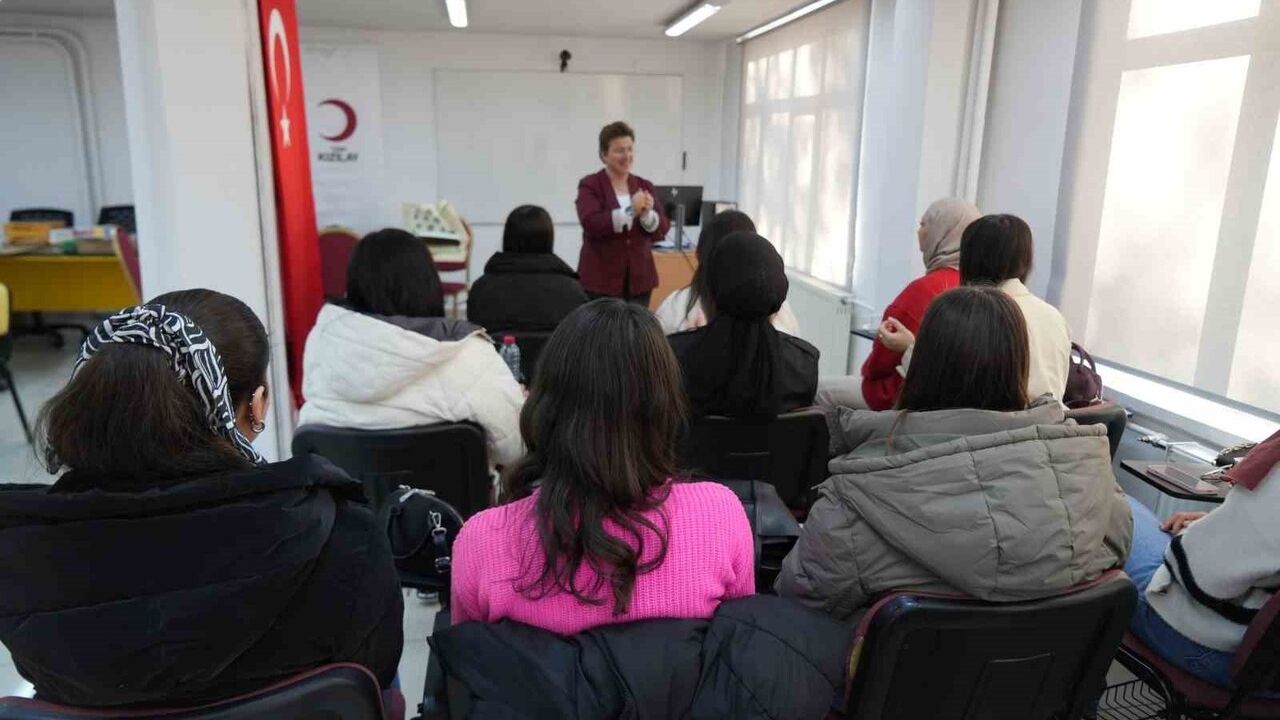 Öğrenciler, İşitme Engelli Bireylerle İletişim İçin İşaret Dili Öğreniyor