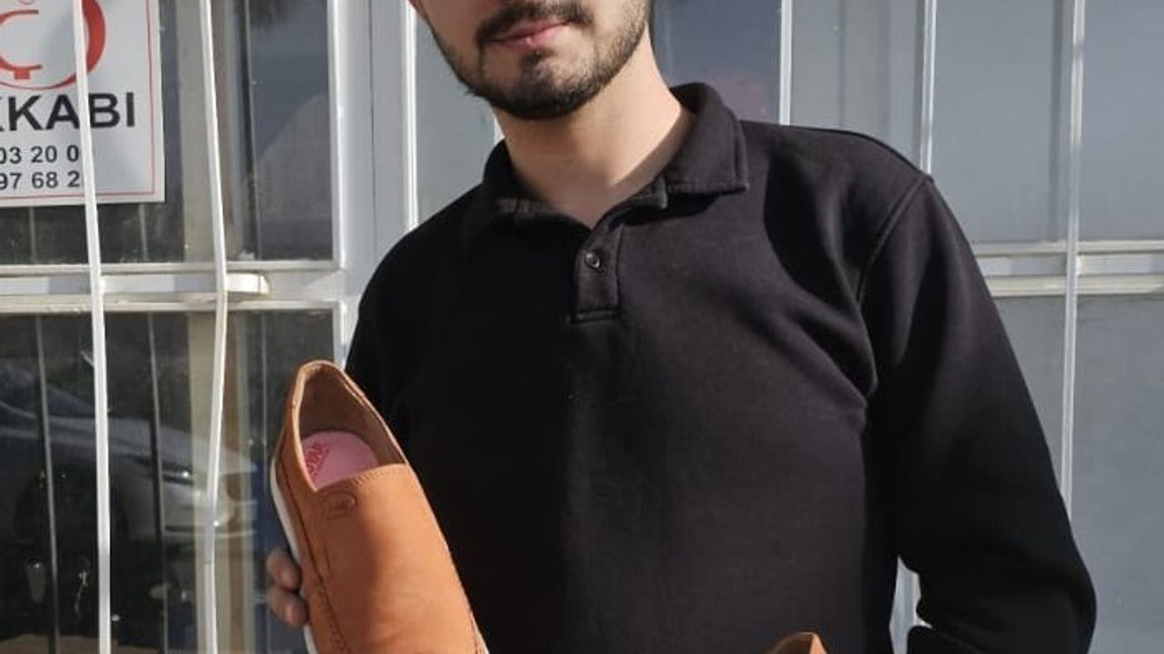 Öğrencilerden Babalarına Anlamlı Hediye: El Yapımı Ayakkabılar