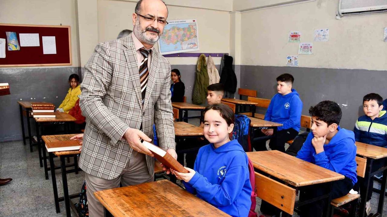 Öğrencilere Kur’an-ı Kerim Hediye Edildi