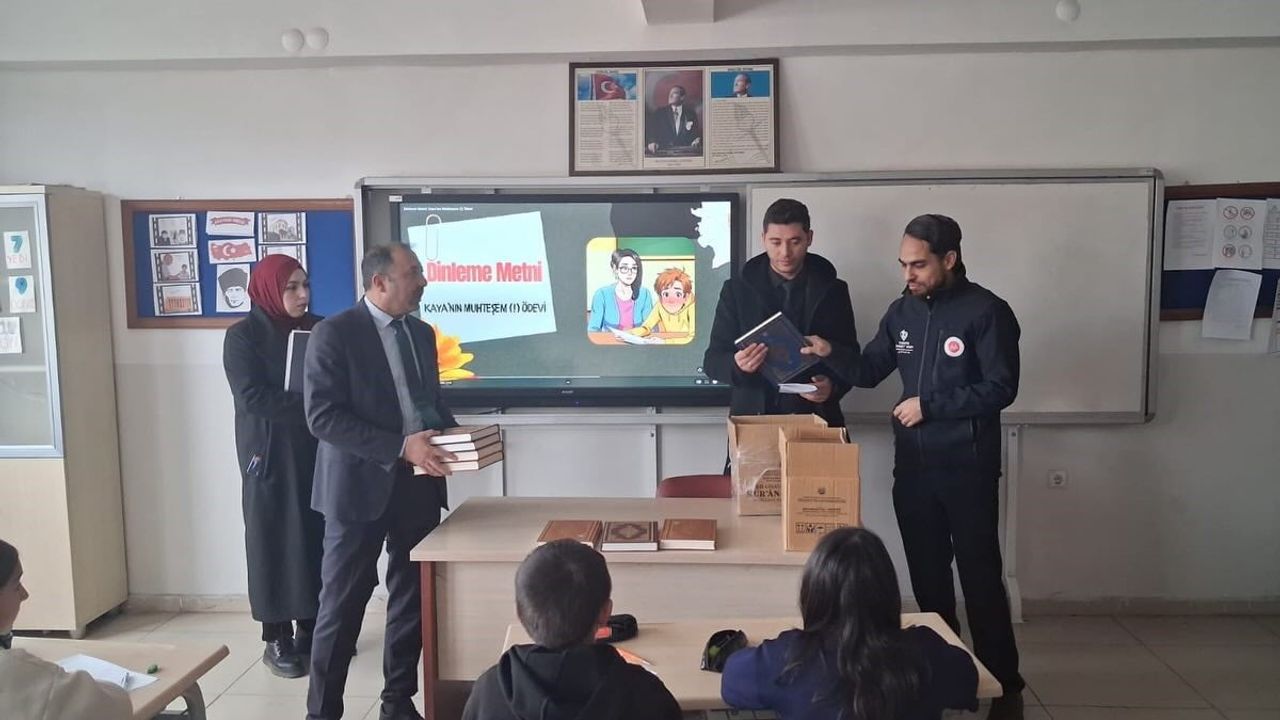 Öğrencilere Kur'an-ı Kerim Hediye Etme Etkinliği