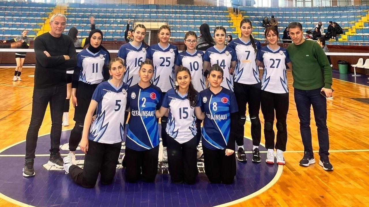 Oltu Anadolu Lisesi Voleybol Takımı Finale Yükseldi