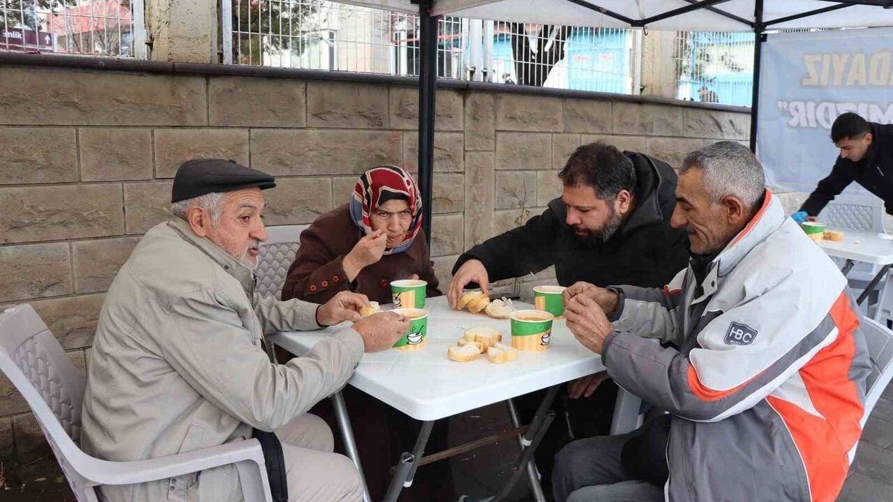 Oltu Belediyesi'nden Pazarcılara Sıcak Çorba İkramı