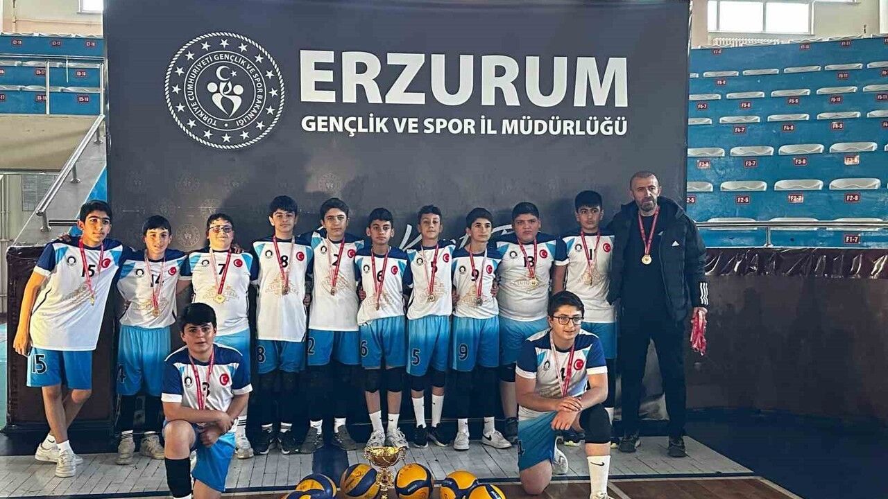 Oltu Cumhuriyet Ortaokulu Voleybol'da Erzurum Şampiyonu