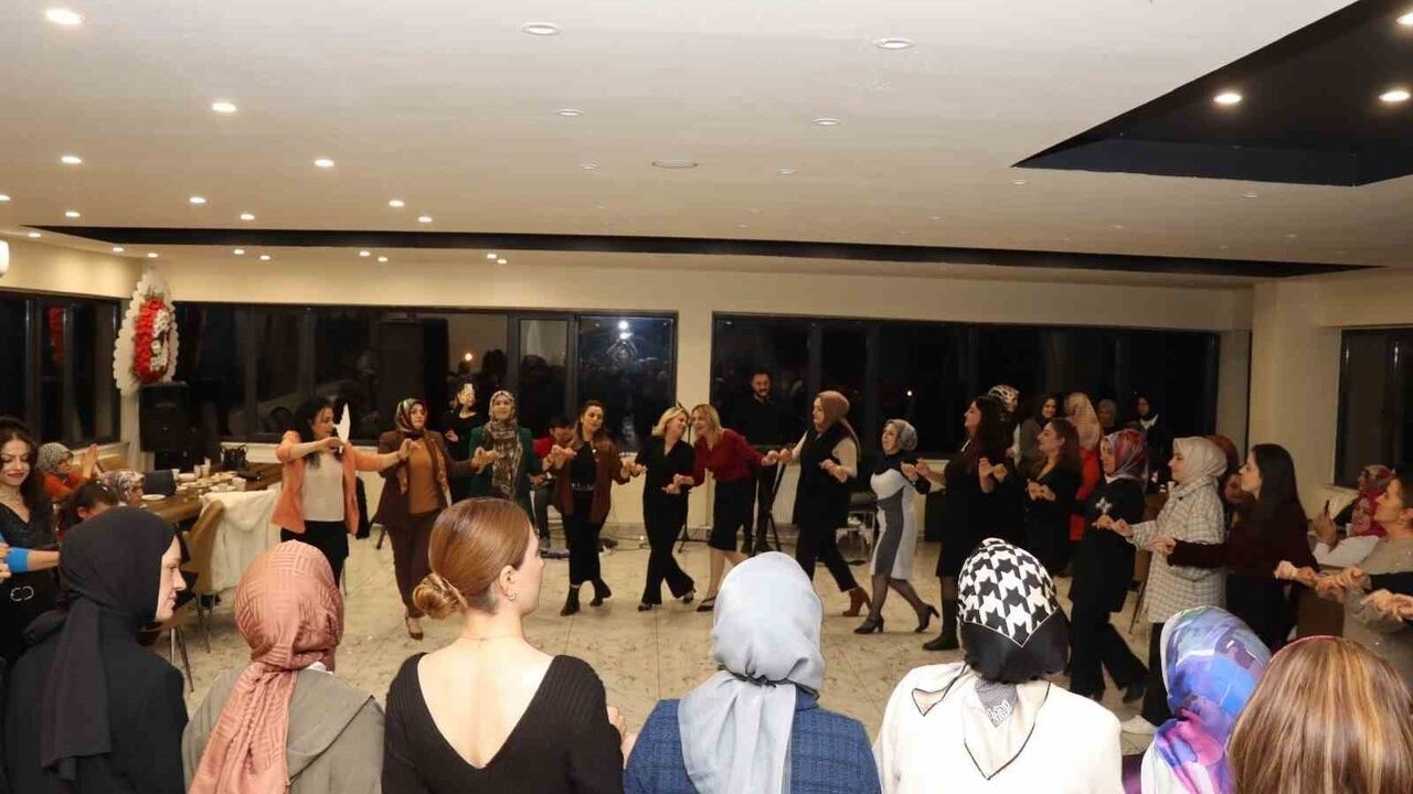 Oltu'daki Kadınlar Gecesi Coşku Dolu Anlarla Geçti