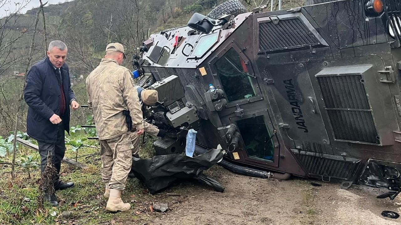 Ordu'da Ticari Araçla Çarpışan Askeri Araç Devrildi