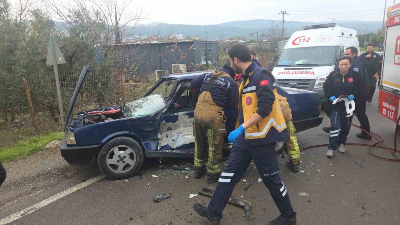 Orhangazi'de Ters Yöndeki Kamyonet ile Çarpışan Otomobilde Yaralanma