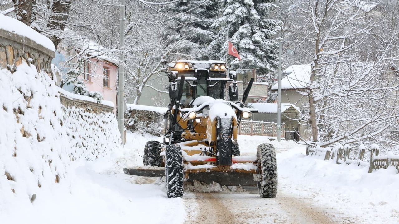 Osmangazi Belediyesi Karla Kapanan Yollara Hızla Müdahale Ediyor