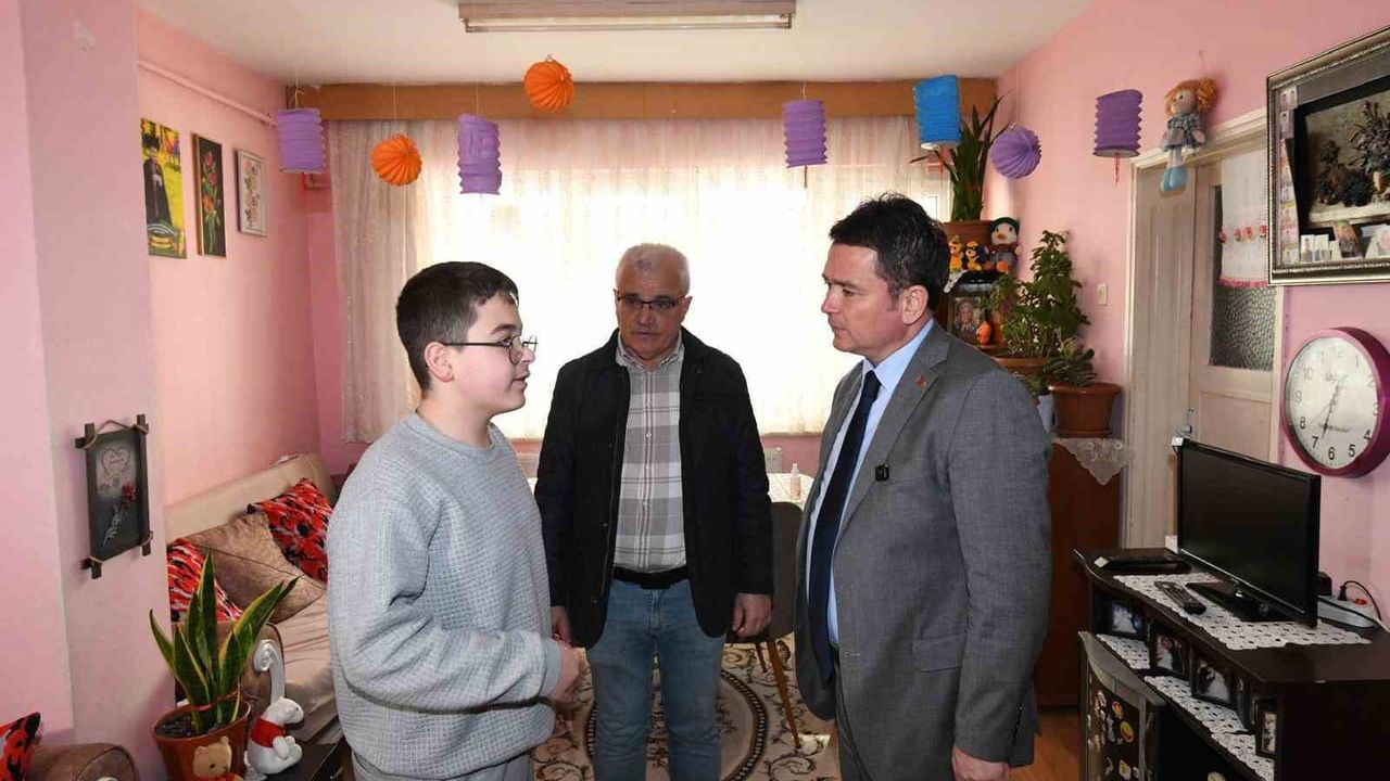 Osmangazi'de Özellikli Birey İçin Anlamlı Doğum Günü Ziyareti