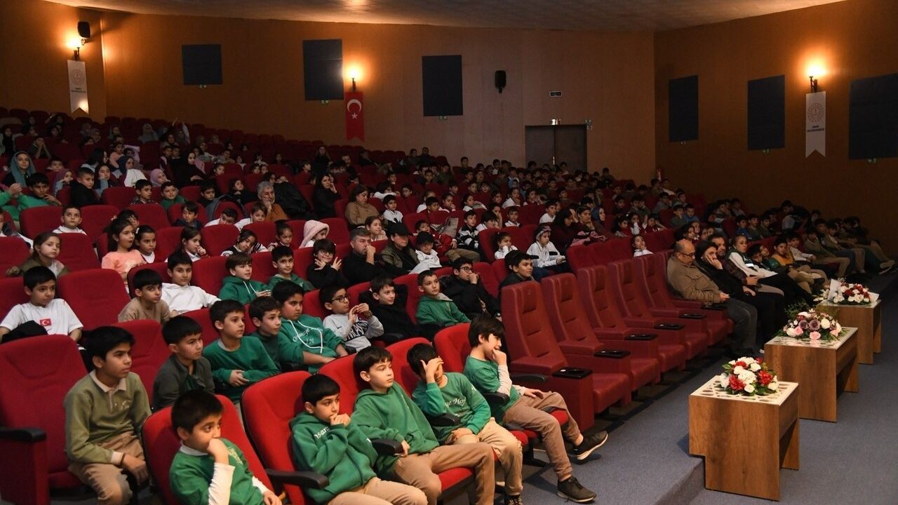 Osmaniye'de Çocuklar 'Ronnie-Göldeki Fısıltı' ile Tiyatro Keyfi Yaşadı