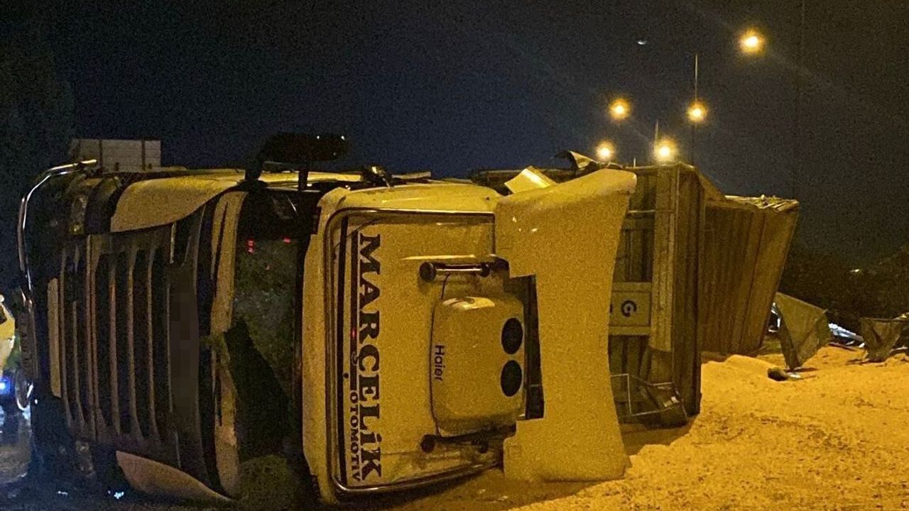 Osmaniye'de Mısır Yüklü Kamyon Devrildi