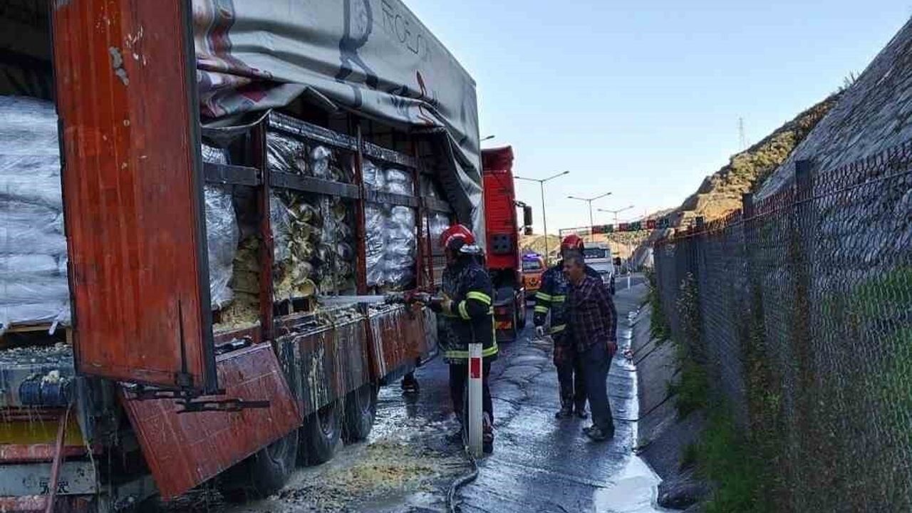 Osmaniye’de Soya Yüklü Tırda Yangın Çıktı