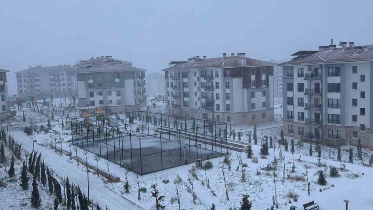 Osmaniye'de Yoğun Kar Yağışı Eğitime Ara Verdi