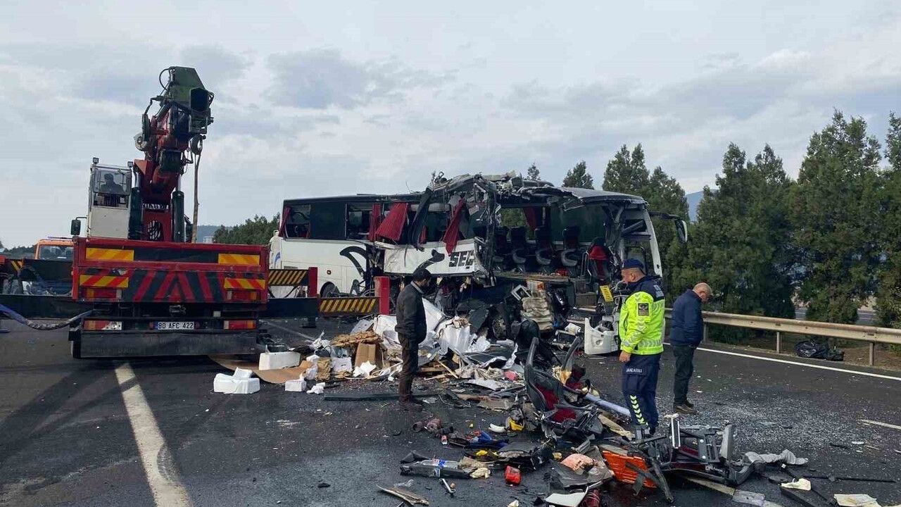 Osmaniye'deki Otobüs-Tır Kazasında 7 Kişi Hayatını Kaybetti