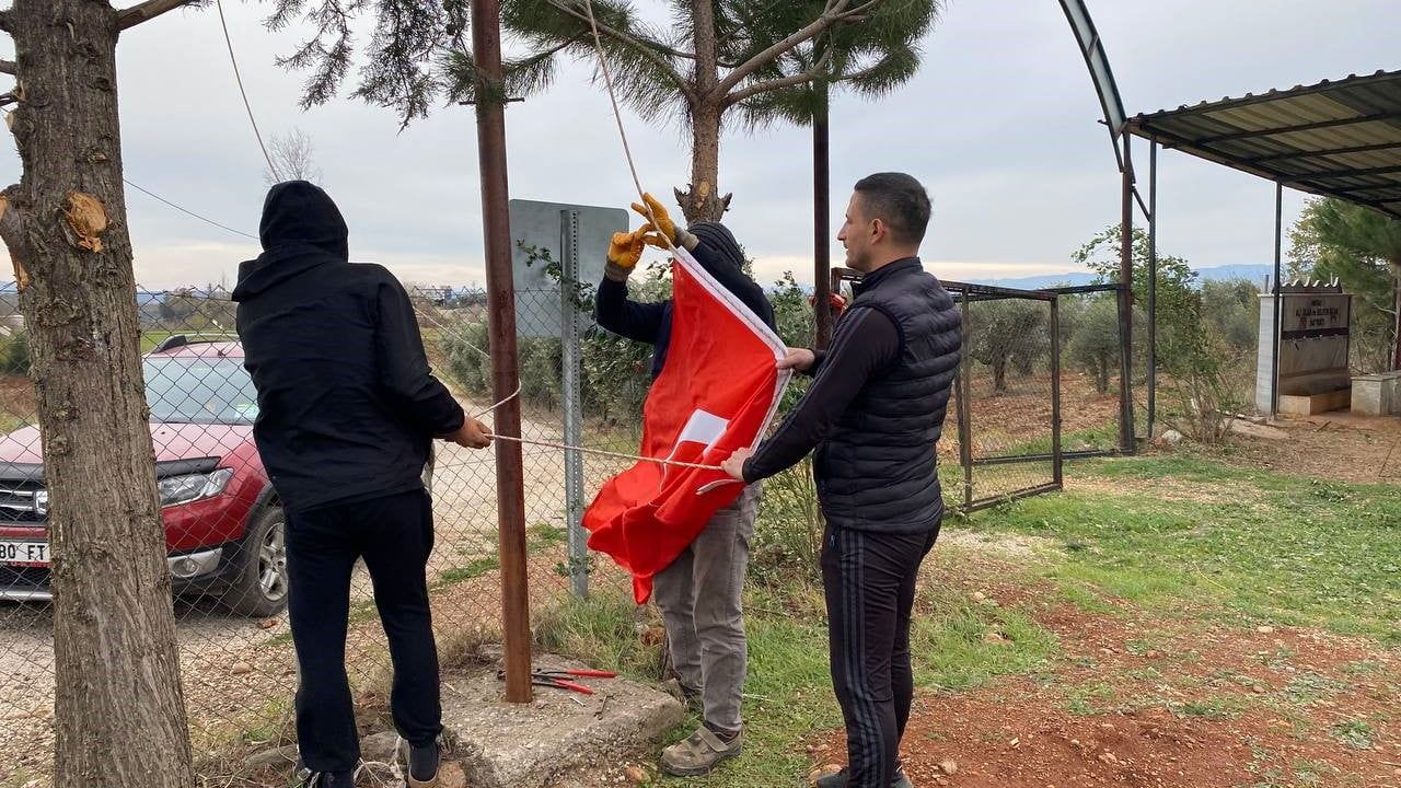 Osmaniye'den Gençlere Örnek Davranış: Mezarlık Temizliği ve Bayrak Yenileme