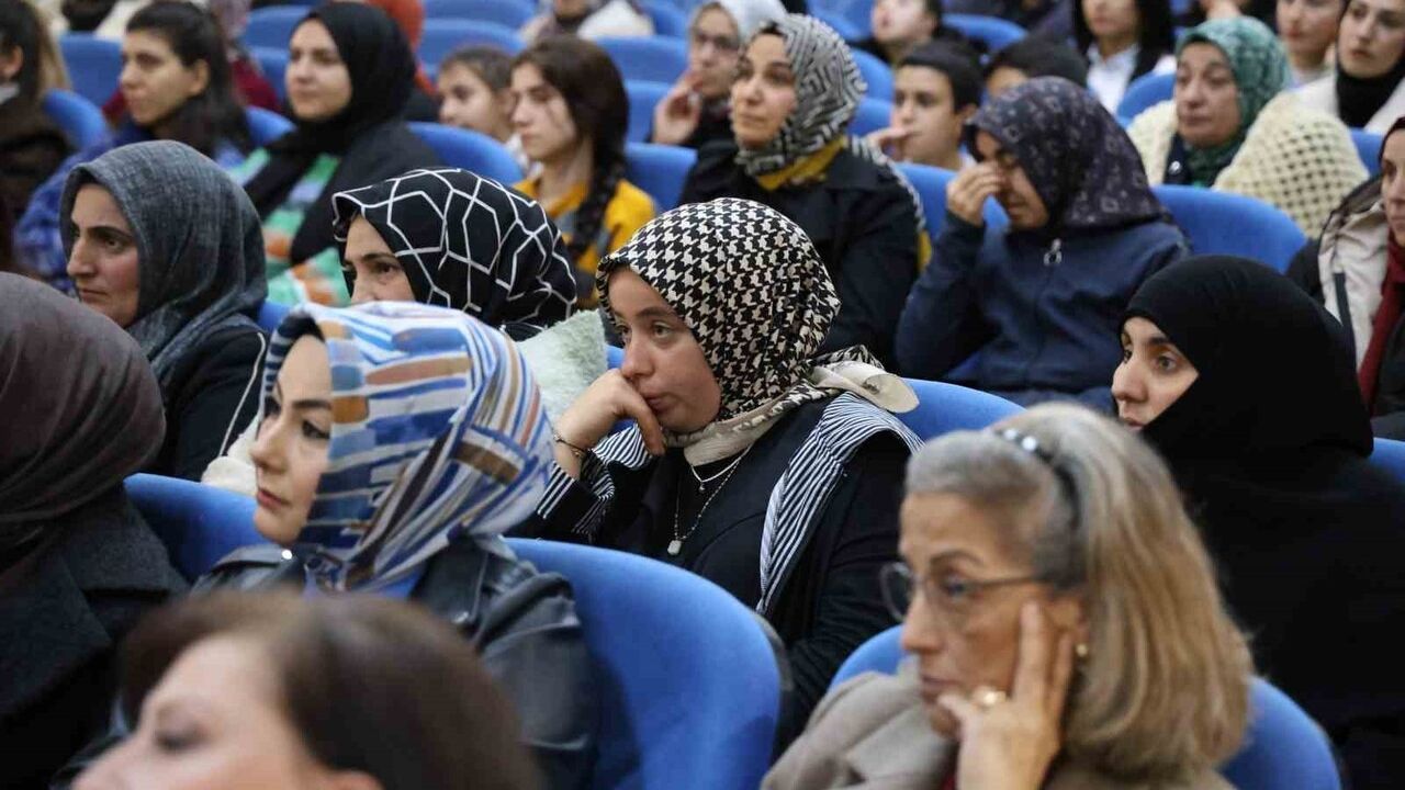 Otizmli Yazar Espina Hande Ayas ile Normali Reddet Söyleşisi